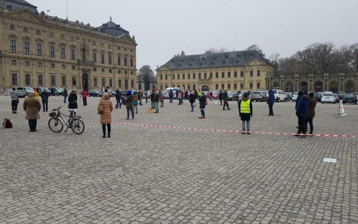 161185072116079211961606823863demo eltern stehen auf wrrzburg 281120 foto fh 161185072116079211961606823863demo eltern stehen auf wrrzburg 281120 foto fh